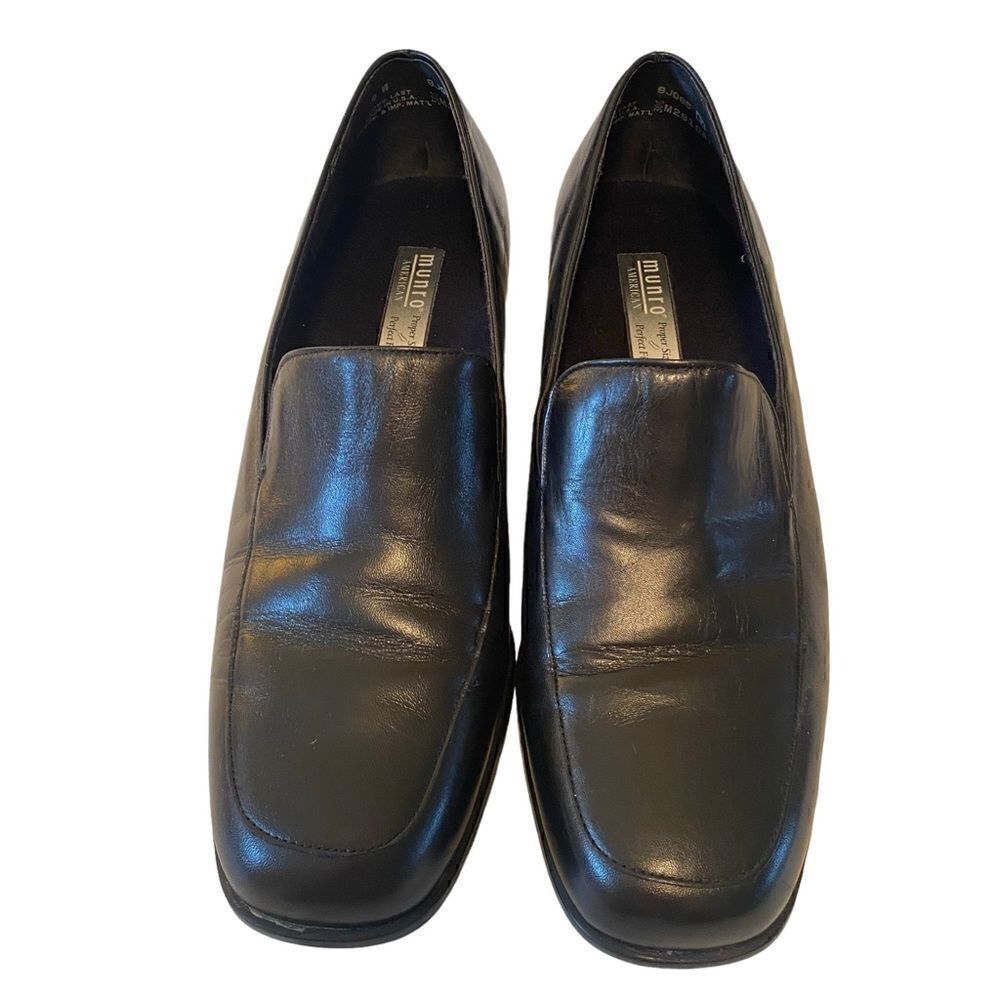 Munro Classic Black Heeled Loafers in Ladies Size 9W.